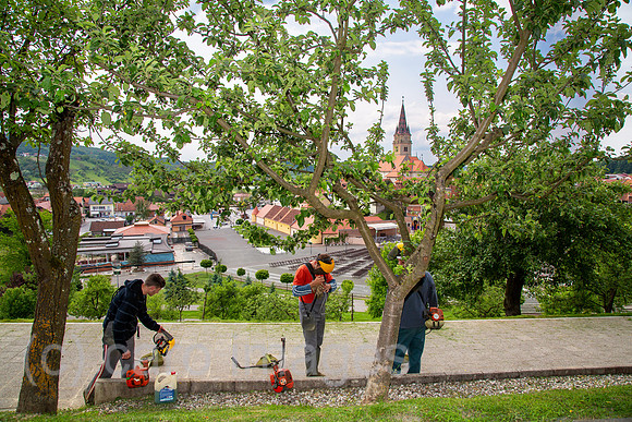 Kroatien, Marija Bistrica - Der bekannte katholische Marienwallfahrtsort Marija Bistrica, Kirche der Heiligen Jungfrau Maria, Arbeiter beim Rasenmaehen