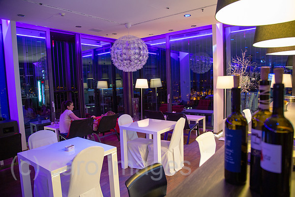 Kroatien, Zagreb - Hippes Cafe im Inneren des Aussichtspunkts Zagreb Eye, auch Zagreb 360° observation deck, frequentiert von Touristen und Einheimischen