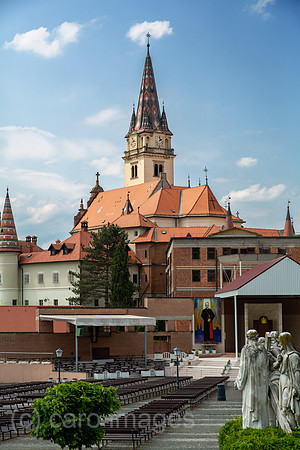 Kroatien, Marija Bistrica - Der bekannte katholische Marienwallfahrtsort Marija Bistrica, Kirche der Heiligen Jungfrau Maria, vorne Buehne fuer Wallfahrten