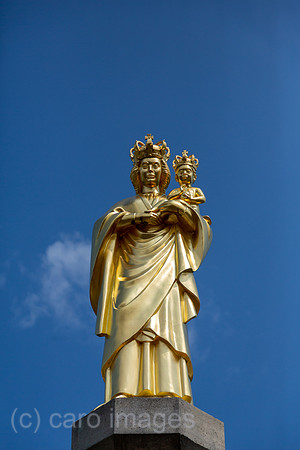Kroatien, Marija Bistrica - Der bekannte katholische Marienwallfahrtsort Marija Bistrica, Goldene Marienskulptur mit Jesuskind
