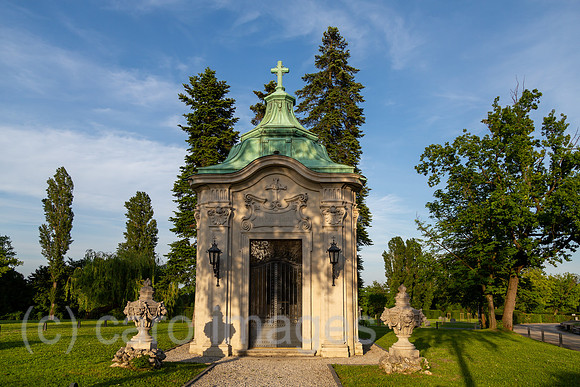Kroatien, Zagreb - multikonfessioneller Zentralfriedhof Mirogoj, angelegt 1876 (k.u.k.-Monarchie) -1929, Gruft einer kroatischen, buergerlichen Familie aus der k.u.k.-Zeit