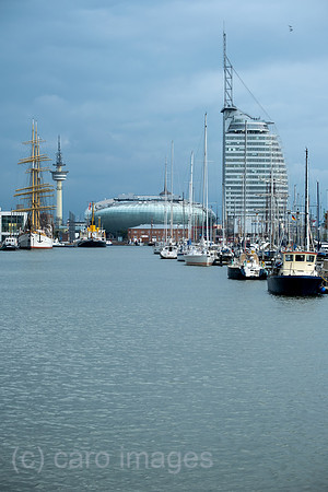 Deutschland, Bremerhaven - Blick auf Neuen Hafen mit Klimahaus Bremerhaven, Schiffen, Richtfunkturm und rechts ATLANTIC Hotel Sail City