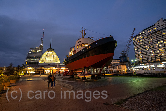 Deutschland, Bremerhaven - ehemaliger Hafenschlepper Stier, Exponat des Deutschen Schiffahrtsmuseum, hinten die Havenwelten