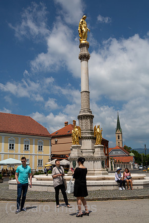 Kroatien, Zagreb - Denkmal der Himmelfahrt der Jungfrau Maria vor der roemisch-katholischen Kathedrale von Zagreb