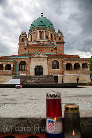 Kroatien, Zagreb - multikonfessioneller Zentralfriedhof Mirogoj, angelegt 1876 (k.u.k.-Monarchie) -1929, Grab von Franjo Tudjman, erster kroatischer Praesident (1992-97), hinten Kirche Christkoenig