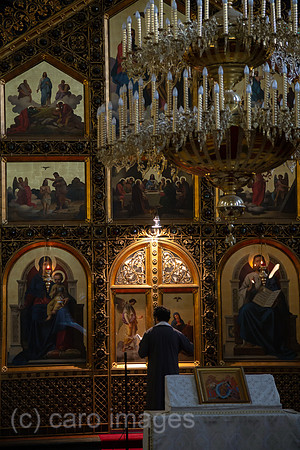 Kroatien, Zagreb - Pope vorm Altar, serbisch-orthodoxer Gottesdienst