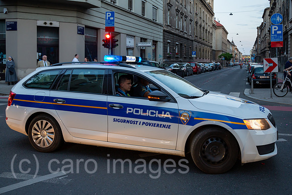 Kroatien, Zagreb - Polizei sperrt temporaer eine Strasse wegen eines Aufmarschs