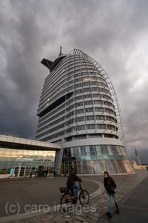 Deutschland, Bremerhaven - ATLANTIC Hotel Sail City an der Muendug des Flusses Weser mit einer maritimen Formgebung