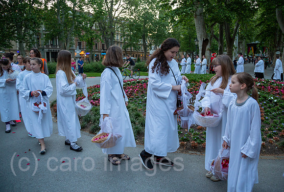 Kroatien, Zagreb - Maedchen in weiss begehen Fronleichnam, Feiertag der Katholischen Kirche