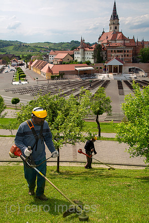 Kroatien, Marija Bistrica - Der bekannte katholische Marienwallfahrtsort Marija Bistrica, Kirche der Heiligen Jungfrau Maria, Arbeiter beim Rasenmaehen