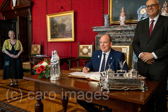 Deutschland, Bremen - Fuerst Albert II. von Monaco zu Besuch anlaesslich der 15. Weltkorallenriffkonferenz (ICRS), Eintrag ins Goldene Buch der Stadt im Rathaus mit Buergermeister Bovenschulte