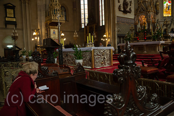Kroatien, Zagreb - Glaeubige liest in der Bibel, Kathedrale von Zagreb, Wahrzeichen und Bischofskirche des roemisch-katholischen Erzbistums Zagreb