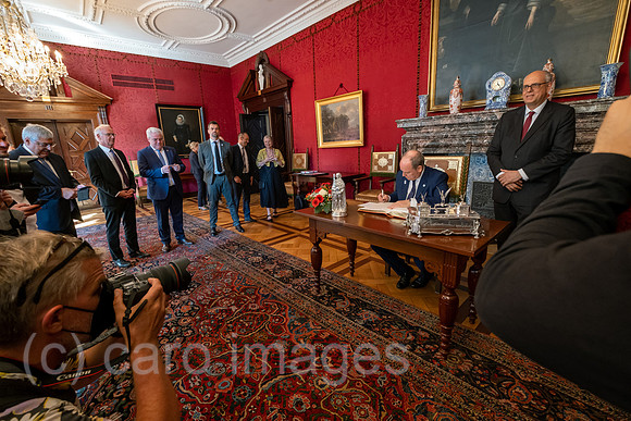Deutschland, Bremen - Fuerst Albert II. von Monaco zu Besuch anlaesslich der 15. Weltkorallenriffkonferenz (ICRS), Eintrag ins Goldene Buch der Stadt im Rathaus mit Buergermeister Bovenschulte