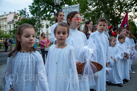Kroatien, Zagreb - Maedchen in weiss begehen Fronleichnam, Feiertag der Katholischen Kirche