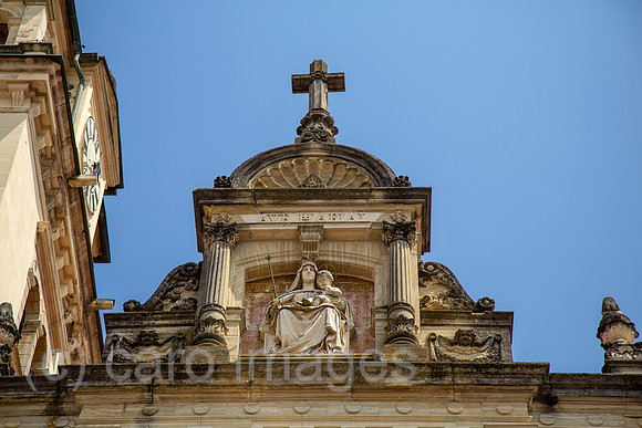 Kroatien, Marija Bistrica - Der bekannte katholische Marienwallfahrtsort Marija Bistrica, Kirche der Heiligen Jungfrau Maria, Marienskulptur in der Fassade