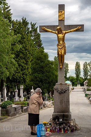 Kroatien, Zagreb - multikonfessioneller Zentralfriedhof Mirogoj, angelegt 1876 (k.u.k.-Monarchie) -1929, alte Frau bekreuzigt sich vor Jesusstatue