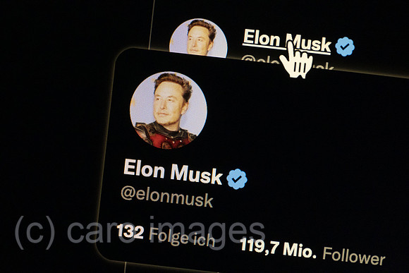 Deutschland, Bremen - Elon Musk auf twitter, Elon Musk (@elonmusk), sein Foto zeigt ihn jung und mit einer Art StarWars-Aufzug