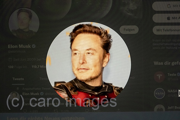 Deutschland, Bremen - Elon Musk auf twitter, Elon Musk (@elonmusk), sein Foto zeigt ihn jung und mit einer Art StarWars-Aufzug