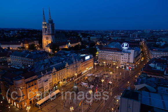 Kroatien, Zagreb - Ban-Jelacic-Platz, der zentrale Platz der Stadt, links Kathedrale von Zagreb