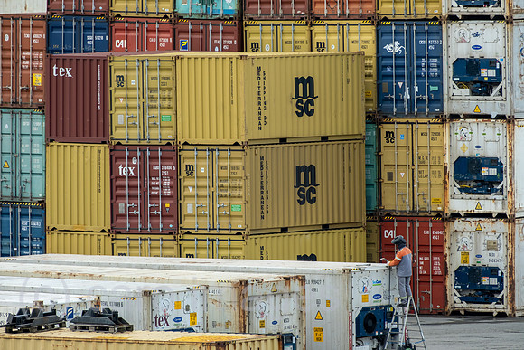 Deutschland, Bremerhaven - Container-Terminal Bremerhaven, Arbeiter schweisst an einem Container