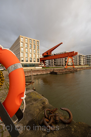 Deutschland, Bremerhaven - Wohnsiedlung in nobler Lage am Neuen Hafen mit ausrangiertem Hafenkran