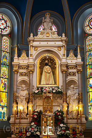 Kroatien, Marija Bistrica - Der bekannte katholische Marienwallfahrtsort Marija Bistrica, Kirche der Heiligen Jungfrau Maria, Altar mit der Schwarzen Madonna