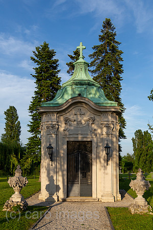 Kroatien, Zagreb - multikonfessioneller Zentralfriedhof Mirogoj, angelegt 1876 (k.u.k.-Monarchie) -1929, Gruft einer kroatischen, buergerlichen Familie aus der k.u.k.-Zeit bis heute genutzt