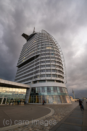 Deutschland, Bremerhaven - ATLANTIC Hotel Sail City an der Muendug des Flusses Weser mit einer maritimen Formgebung