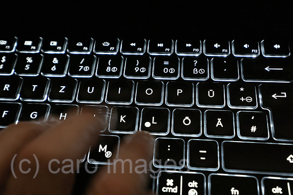 Deutschland, Bremen - Hand auf einer Computertastatur