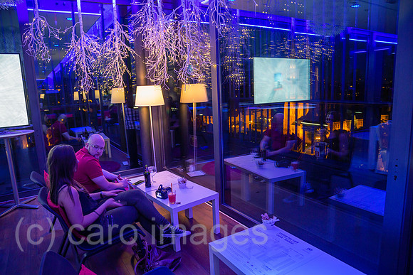 Kroatien, Zagreb - Hippes Cafe im Inneren des Aussichtspunkts Zagreb Eye, auch Zagreb 360° observation deck, frequentiert von Touristen und Einheimischen