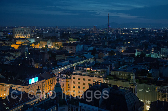 Kroatien, Zagreb - Uebersicht auf Teil des Stadtzentrums in der Abenddaemmerung