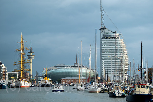 Deutschland, Bremerhaven - Blick auf Neuen Hafen mit Klimahaus Bremerhaven, Schiffen, Richtfunkturm und rechts ATLANTIC Hotel Sail City