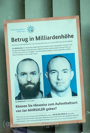 Deutschland, Bremen - Fahndungsplakat im Fenster eines Polizeikommissariat. Gesucht: Jan Marsalek (Wirecard-Skandal)