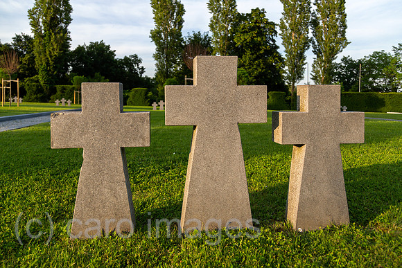 Kroatien, Zagreb - Graeber deutscher Wehrmachtssoldaten (4000 insgesamt) auf multikonfessionellem Zentralfriedhof Mirogoj