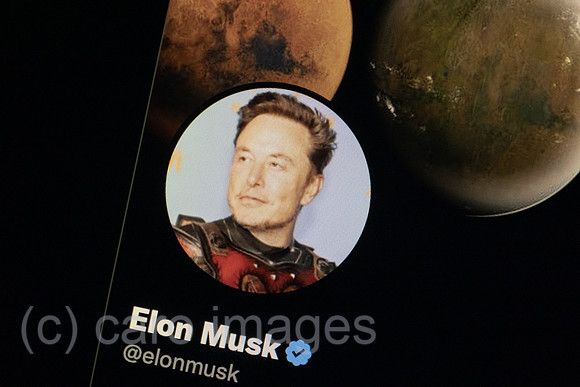 Deutschland, Bremen - Elon Musk auf twitter, Elon Musk (@elonmusk), sein Foto zeigt ihn jung und mit einer Art StarWars-Aufzug
