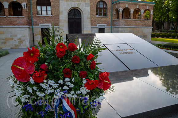 Kroatien, Zagreb - multikonfessioneller Zentralfriedhof Mirogoj, angelegt 1876 (k.u.k.-Monarchie) -1929, Grab von Franjo Tudjman, erster kroatischer Praesident (1992-97), hinten Kirche Christkoenig