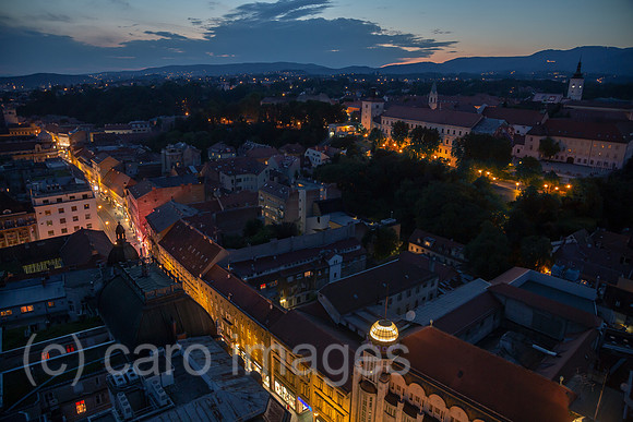 Kroatien, Zagreb - Uebersicht auf Teil des Stadtzentrums in der Abenddaemmerung, links die bekannte Geschaeftsstrasse Ilica
