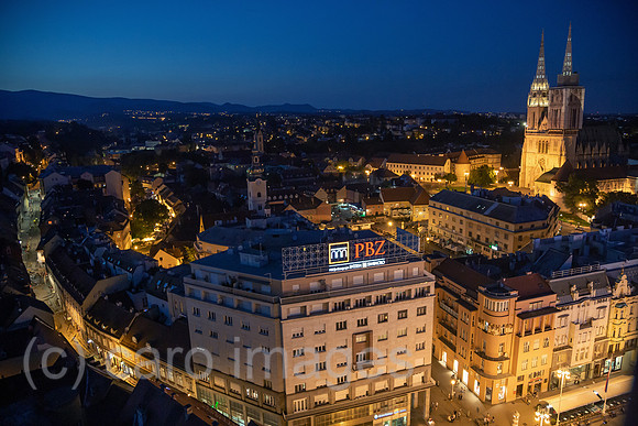 Kroatien, Zagreb - vorne der Ban-Jelacic-Platz, der zentrale Platz der Stadt, rechts Kathedrale von Zagreb