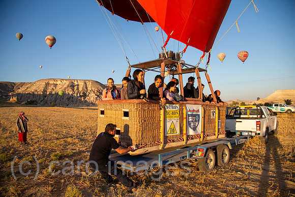 Tuerkei, Goereme - Ende einer Ballonfahrt fuer Touristen im Goereme-Nationalpark in Kappadokien