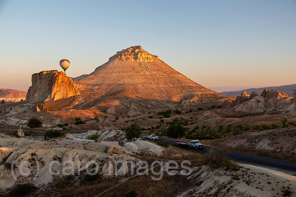 Tuerkei, Goereme - Ballonfahrt im Goereme-Nationalpark in Kappadokien, mit im Bild Tuffsteine