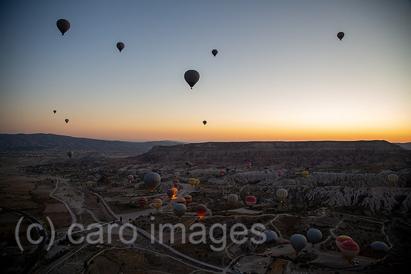 Tuerkei, Goereme - Touristische Ballonfahrt im Goereme-Nationalpark in Kappadokien, mit im Bild Tuffsteine und Feenkamine