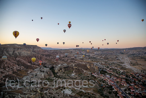 Tuerkei, Goereme - Touristische Ballonfahrt im Goereme-Nationalpark in Kappadokien, mit im Bild Tuffsteine
