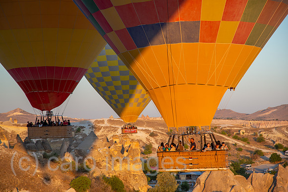 Tuerkei, Goereme - Touristische Ballonfahrt im Goereme-Nationalpark in Kappadokien, mit im Bild Tuffsteine und Feenkamine