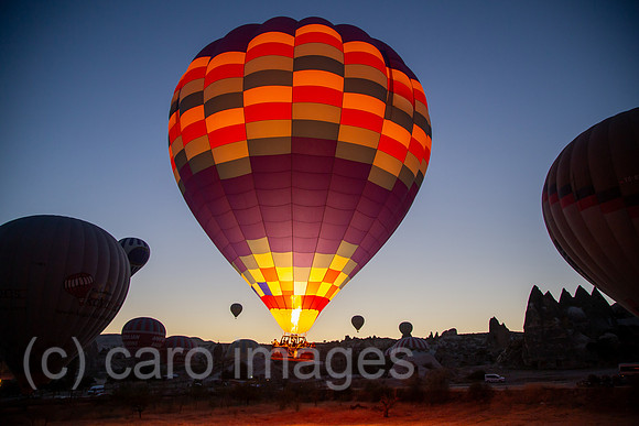 Tuerkei, Goereme - Ballonfahrt fuer Touristen im Goereme-Nationalpark in Kappadokien, Ballon wird mit Traggas befuellt