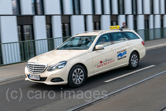Deutschland, Duesseldorf - Taxi