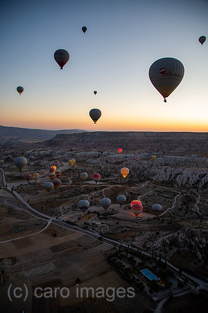 Tuerkei, Goereme - Touristische Ballonfahrt im Goereme-Nationalpark in Kappadokien, mit im Bild Tuffsteine und Feenkamine