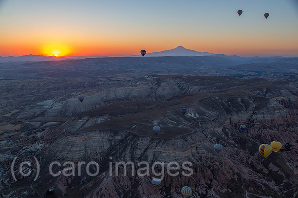 Tuerkei, Goereme - Touristische Ballonfahrt im Goereme-Nationalpark in Kappadokien, mit im Bild Tuffsteine