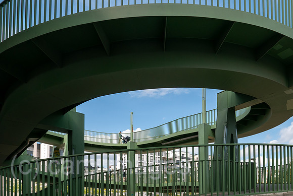 Deutschland, Duesseldorf - Wendeltreppe auf eine Fussgaengerbrucke ueber an der Toulouser Allee