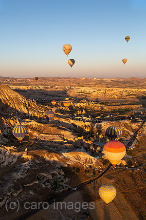 Tuerkei, Goereme - Touristische Ballonfahrt im Goereme-Nationalpark in Kappadokien, mit im Bild Tuffsteine und Feenkamine