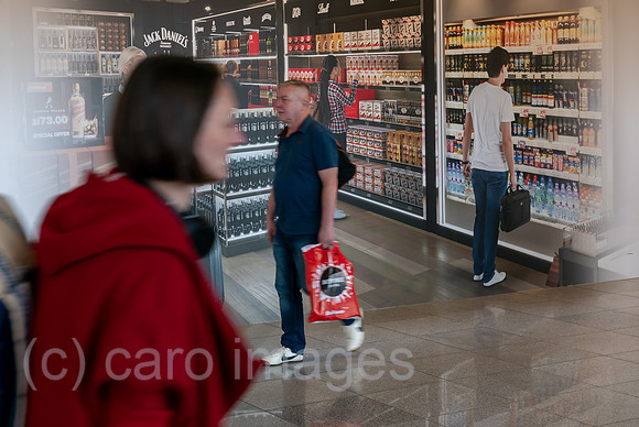 Polen, Warschau - Polen, Warschau - Menschen passieren Werbung fuer Duty-Free-Shop am Chopin-Flughafen